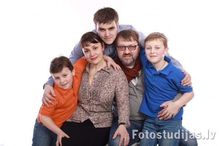 Ģimenes fotosesija studijā vai izbraukumā - Fotogrāfs visai ģimenei