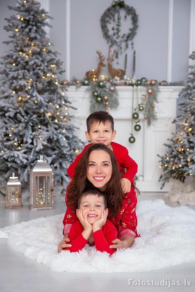 Christmas spirit in family, friends and individual photo shoots